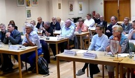 Im Gemeindesaal tagt das Jugendleiter-Plenum des Distrikts
